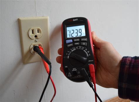 testing 240v outlet with multimeter